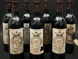 six bouteilles de vin sont alignées sur une table