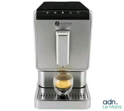une image d'une machine à café avec une tasse de café à l'intérieur