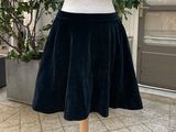 jupe en velours noir sur un mannequin, un mannequin, un mannequin, un mannequin, un mannequin, un mannequin, un mannequin, un mannequin, un mannequin