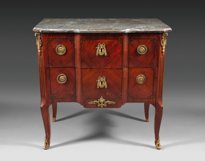 une commode ancienne avec dessus en marbre