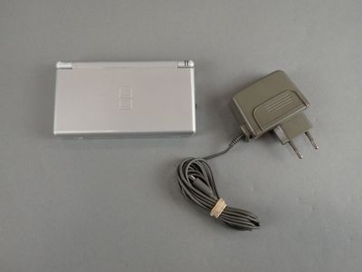 un petit chargeur et un cordon d'alimentation posés sur une table