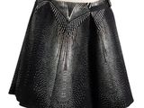 une jupe en cuir noir ornée de clous argentés à la taille
