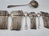 beaucoup de cuillères et de fourchettes en argent sur la table