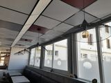 une pièce avec beaucoup de fenêtres et très lumineuse
