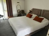 un lit avec des draps et des oreillers blancs dans une chambre d'hôtel