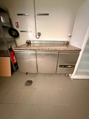 une photo d'une cuisine équipée d'appareils électroménagers en acier inoxydable