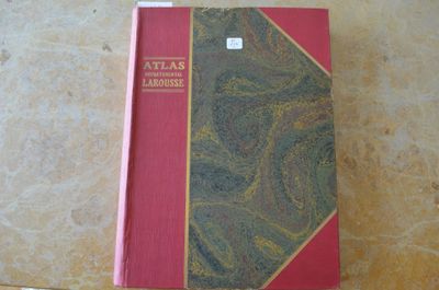 un livre posé sur une table à côté d'un livre