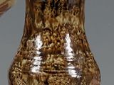 trois vases posés sur une table en verre