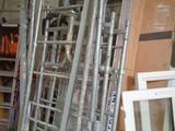 plusieurs échelles empilées dans une pièce