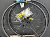 une roue de vélo à laquelle est fixé un guidon bleu
