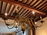 un lustre suspendu au plafond de la pièce