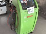 une machine verte qui se trouve dans une pièce