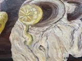 un tableau représentant un pichet et des citrons posés sur une table