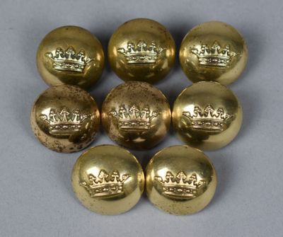 Lot de 8 BOUTONS de livrée bombés, couronne de marquis taill…