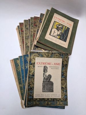 plusieurs livres sont empilés sur une table