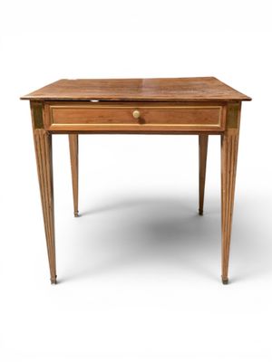 l'image d'une table en bois surmontée d'un tiroir