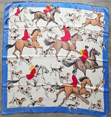 un gros plan sur une écharpe ornée de chevaux et de chiens