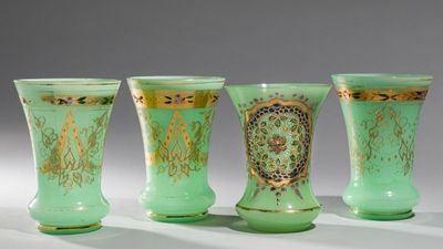 quatre vases verts posés les uns à côté des autres sur une table