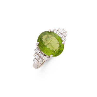 une bague ovale sertie d'un péridot et de diamants
