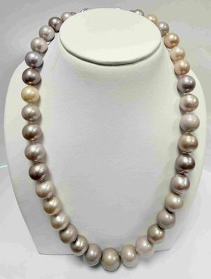 collier orné de perles multicolores sur un mannequin blanc