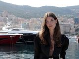 une femme qui se tient debout devant un plan d'eau
