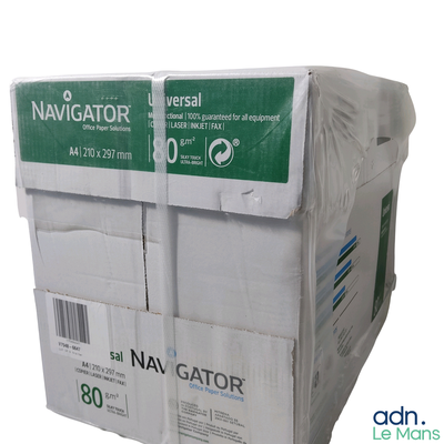 deux boîtes de papier « Navigator » empilées l'une sur l'autre