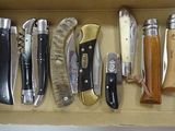 de nombreux types de couteaux différents dans une boîte