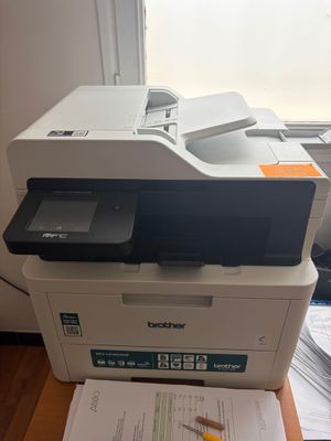 une imprimante posée sur un bureau