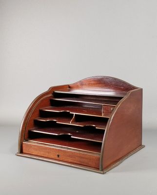 un vieux bureau en bois à trois tiroirs avec un pot à stylos
