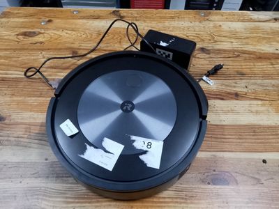 un gros plan sur un plateau de table sur lequel se trouve un objet circulaire