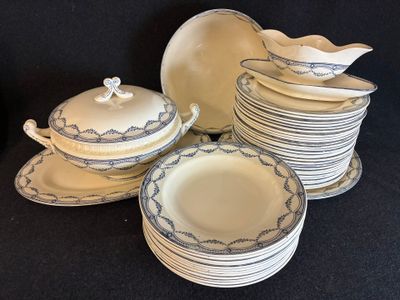 LE PETIT TRIANON Lot de 27 assiettes, un plat rond et une sa…