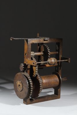 une petite machine en bois posée sur une table