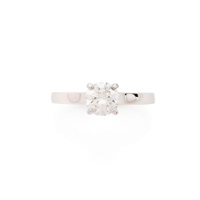 une bague en or blanc sertie d'un diamant rond taille brillant
