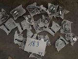 beaucoup de morceaux de papier qui ont été laissés par terre