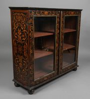 VITRINE en bois noirci marqueté de rinceaux fleuris en bois …