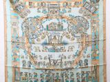 un foulard en soie bleu et blanc orné d'un motif représentant un château