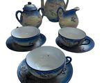service à thé en porcelaine bleue et blanche, avec tasses et soucoupes assorties