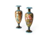 deux vases posés côte à côte sur une surface blanche