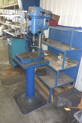 une machine bleue qui se trouve dans une pièce