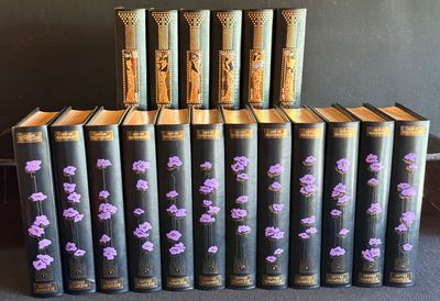 six vieux livres ornés de fleurs violettes, posés sur une table