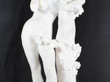 statue d'une femme tenant un panier de fleurs sur fond noir