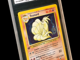 une image d'une carte Pokémon sur laquelle figure une étiquette avec un nom