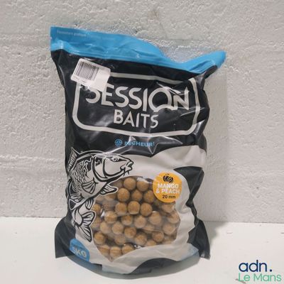 un sachet de cacahuètes posé sur une table
