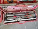 une caisse à outils avec des outils à l'intérieur sur le sol