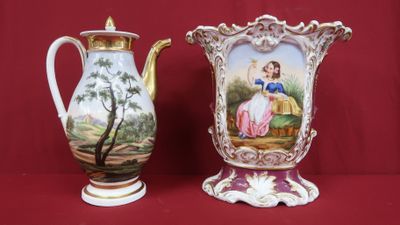 deux vases posés l'un à côté de l'autre sur une surface rouge