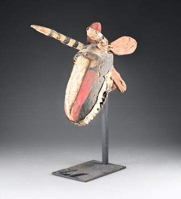 un gros plan sur une sculpture représentant un insecte posée sur un socle