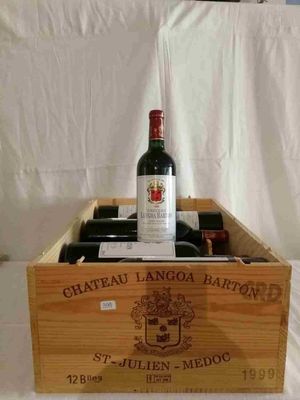 une boîte en bois avec une bouteille de vin à l'intérieur