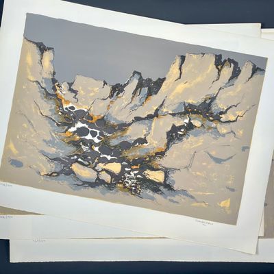 trois cartes sur lesquelles figure une montagne en arrière-plan
