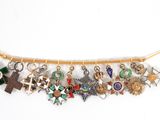 un collier en or auquel sont suspendus plusieurs breloques