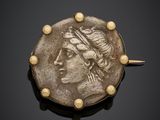 une broche romaine antique en forme de pièce de monnaie, ornée de perles